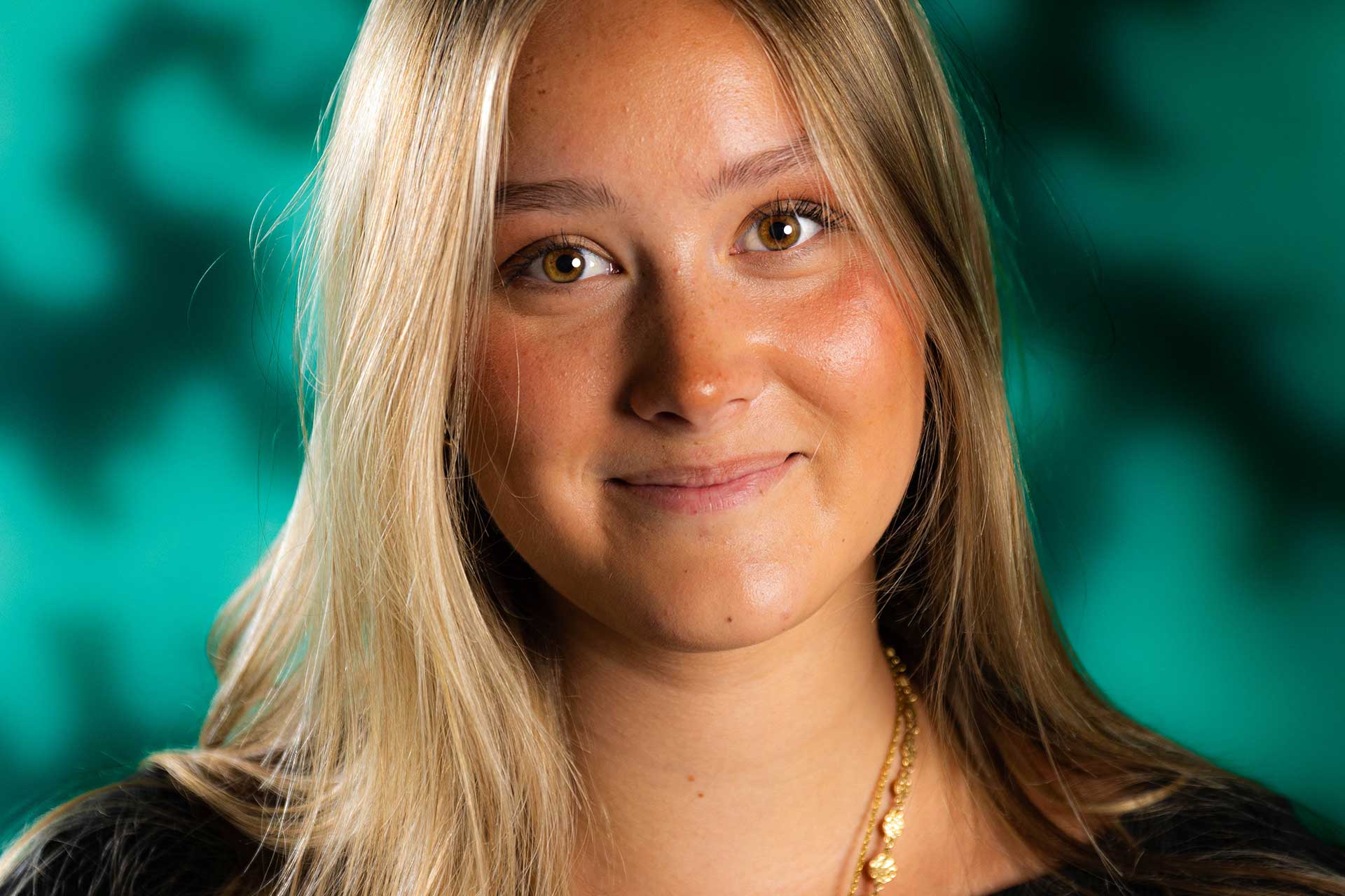Evie-Headshot-2